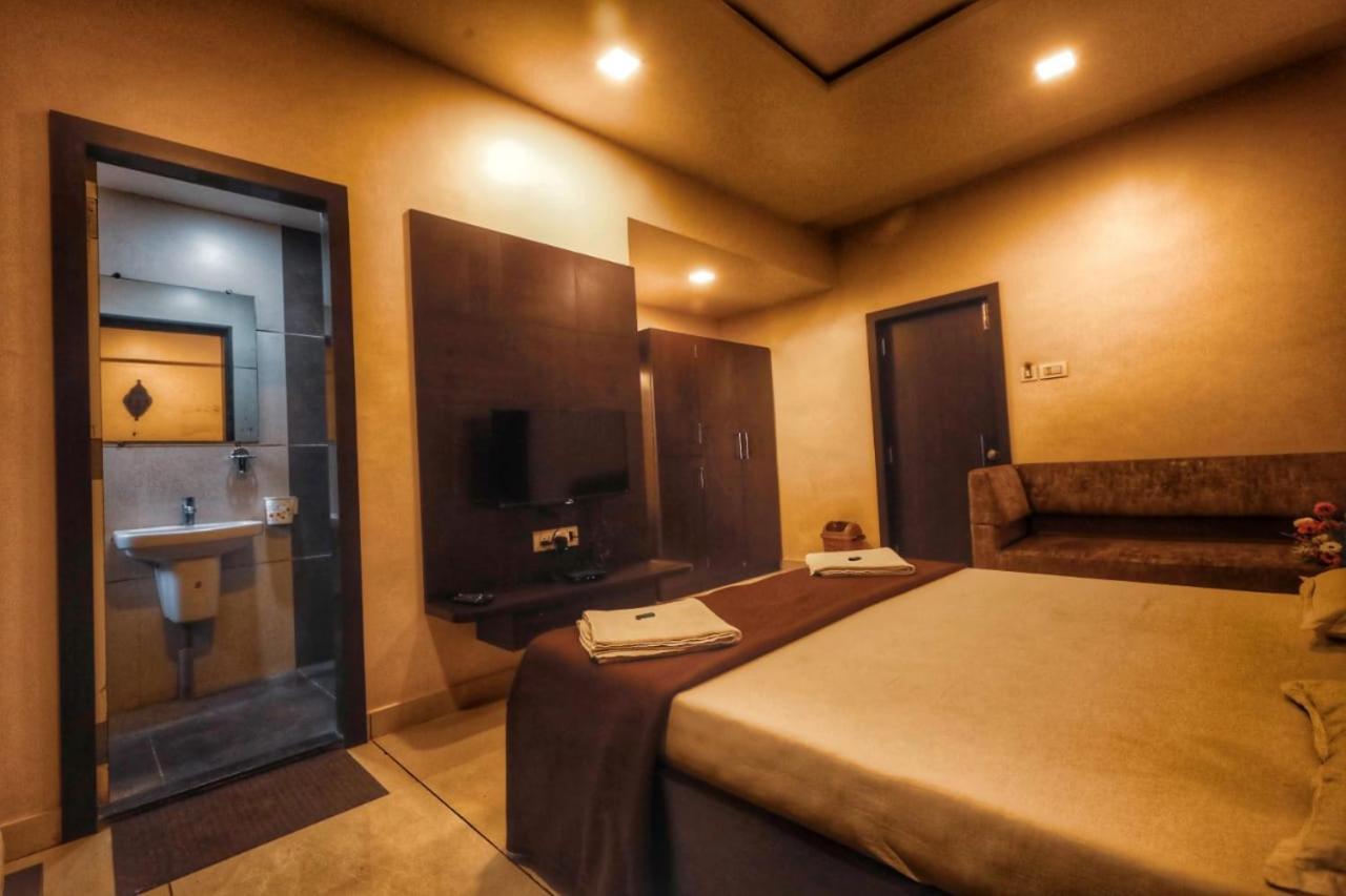 Hotel Kiran Miraj 외부 사진