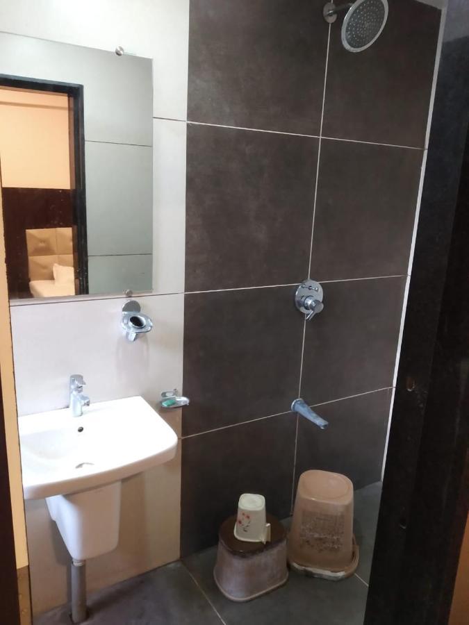 Hotel Kiran Miraj 외부 사진