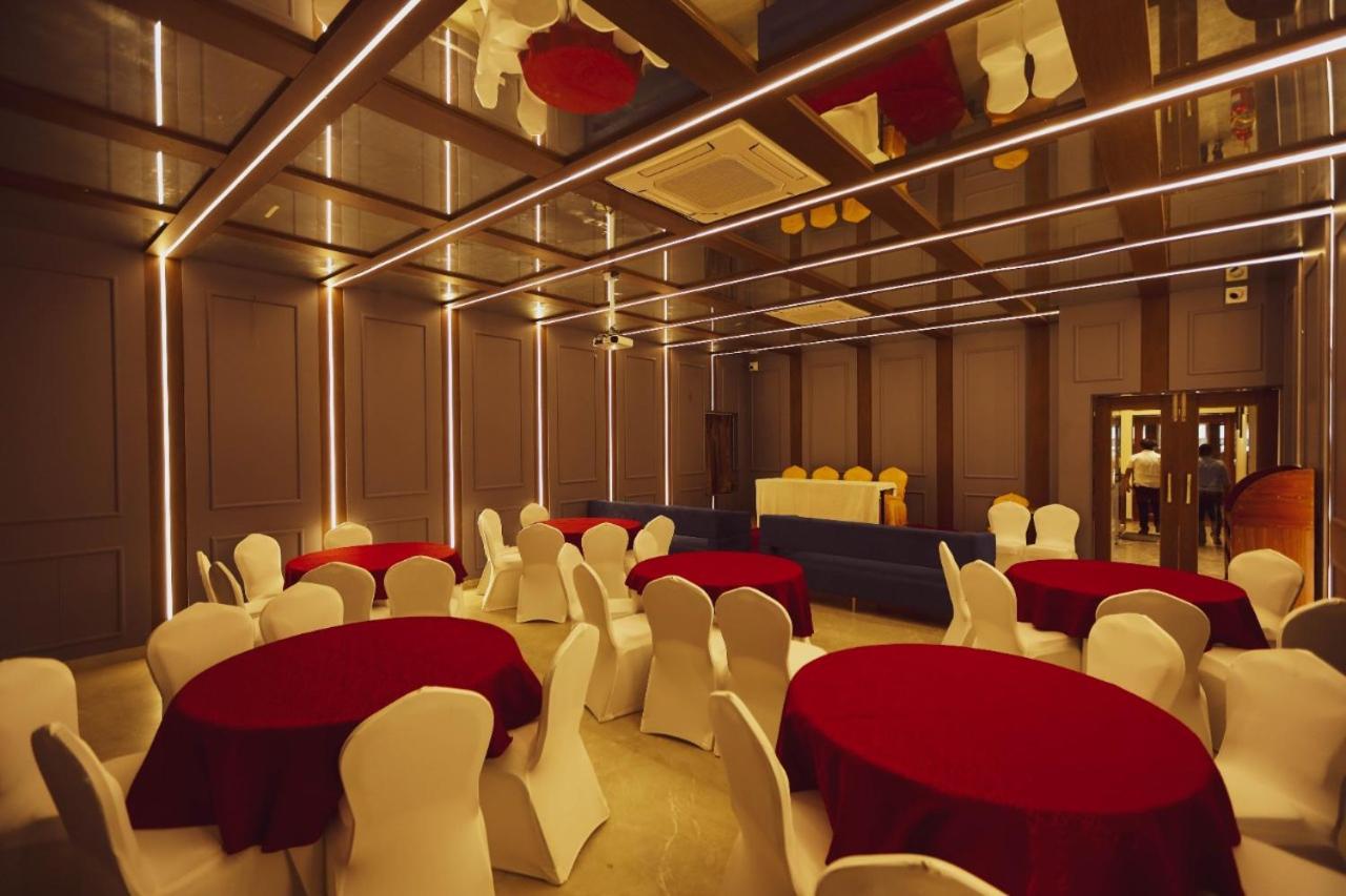 Hotel Kiran Miraj 외부 사진