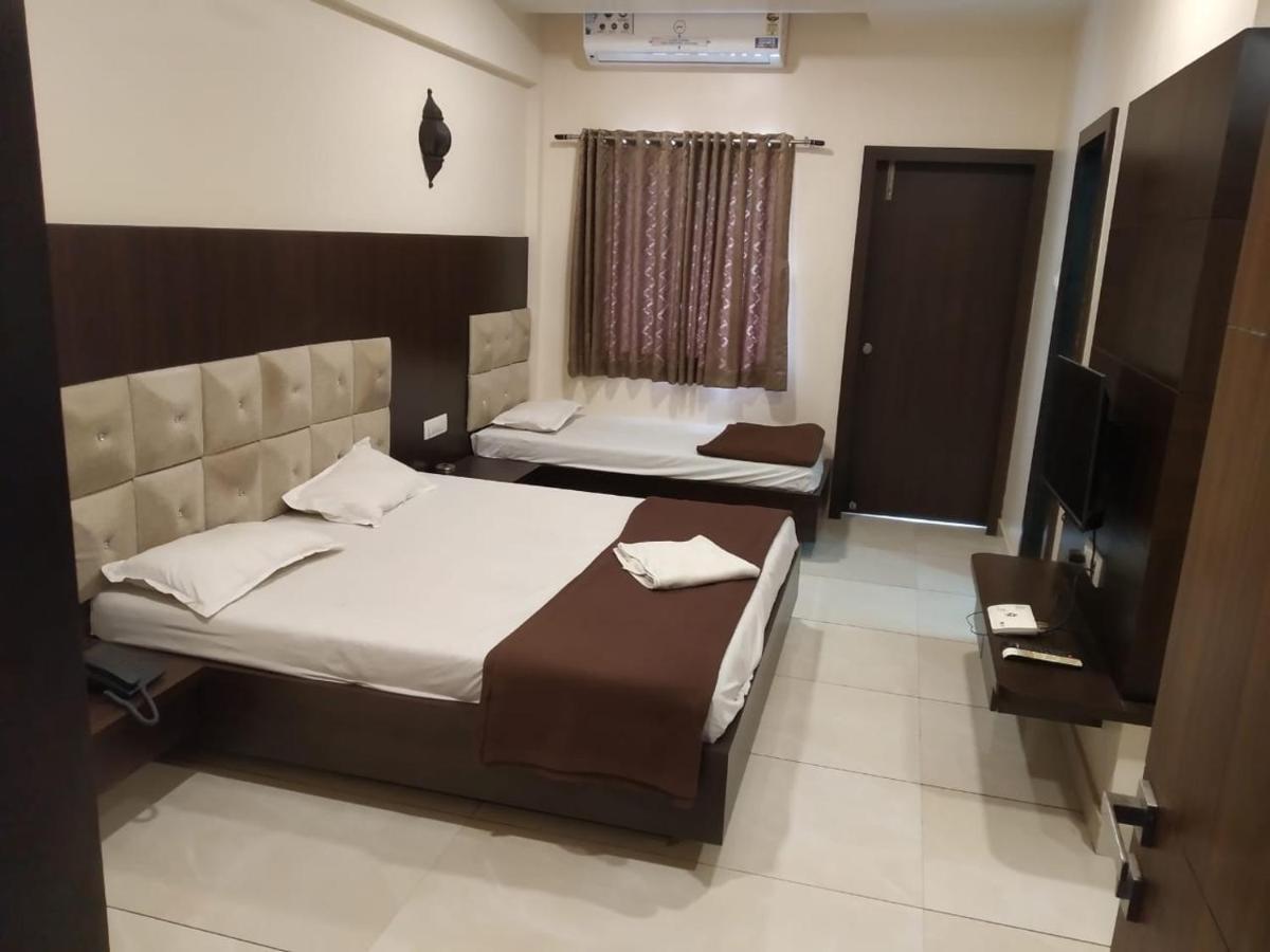 Hotel Kiran Miraj 외부 사진