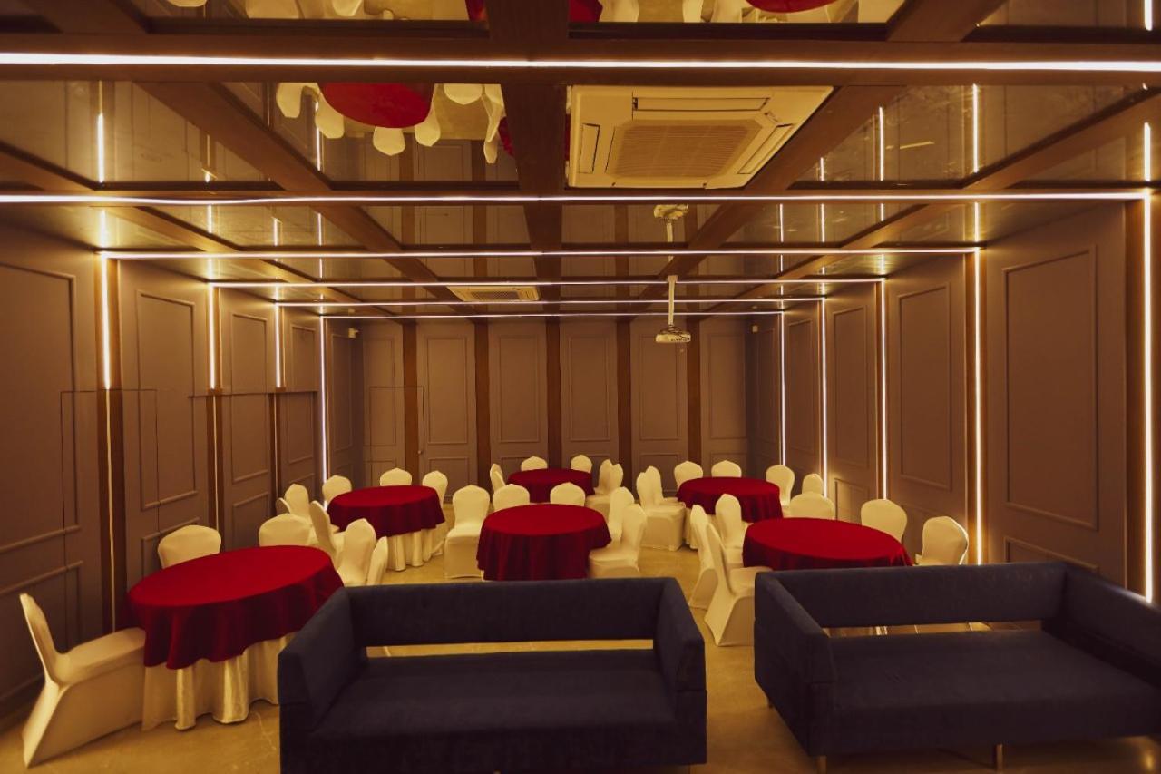 Hotel Kiran Miraj 외부 사진