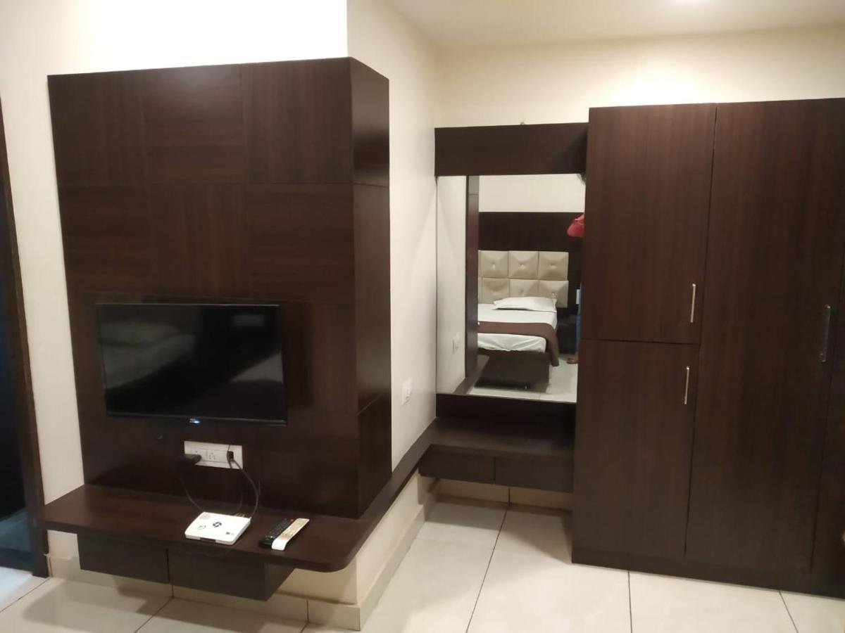 Hotel Kiran Miraj 외부 사진